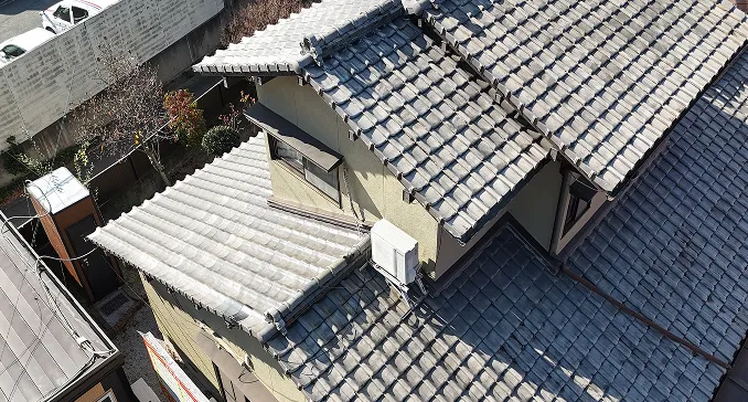 ドローンが住宅上空を飛行している様子